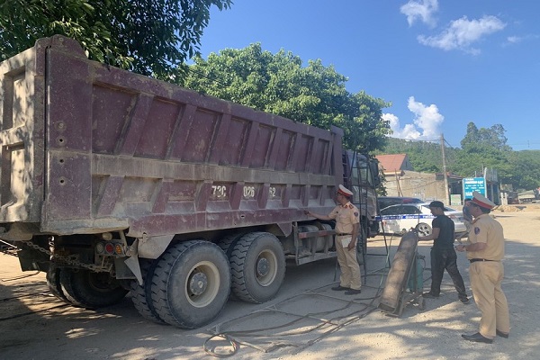 Lực lượng CSGT Công an tỉnh Quảng Bình yêu cầu chủ phương tiện cắt bỏ thùng