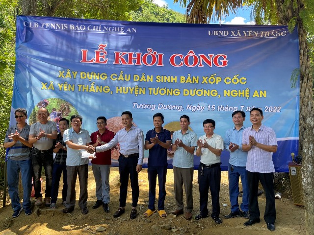 CLB Tennis báo chí Nghệ An tặng cầu vượt lũ cho người dân bản Cốp Xốp