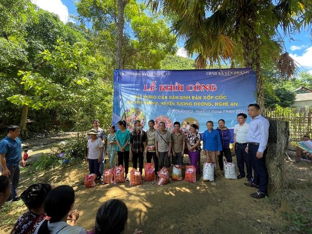 Người tặng cầu dân sinh vượt lũ, CLB Tennis báo chí Nghệ An cũng trao tặng 30 phần quà cho người dân bản Xốp Cốc.