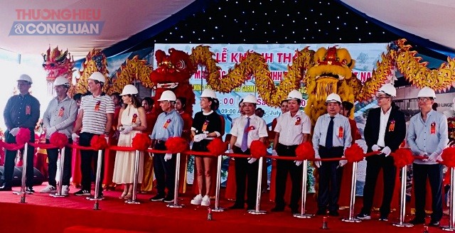 Lãnh đạo UBND tỉnh Bình Định, đại diện nhà đầu tư và các sở, ngành cắt băng khánh thành Nhà máy may mặc B&D Lingerie Việt Nam.