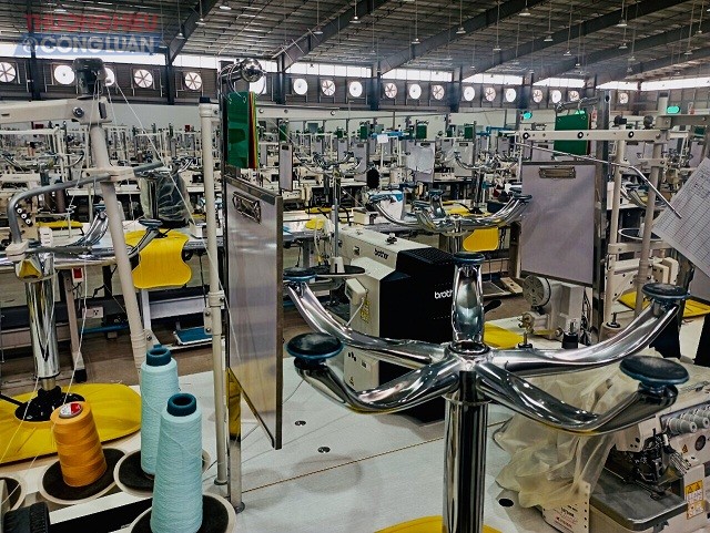 Nhà máy may mặc B&D Lingerie Việt Nam được thiết kế, xây dựng hiện đại. Trong ảnh: Một góc dây chuyền sản xuất của nhà máy.