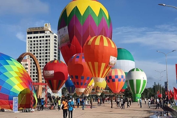 Khinh khí cầu khoe sắc tại Quảng trường Bình Minh, thị xã Cửa Lò
