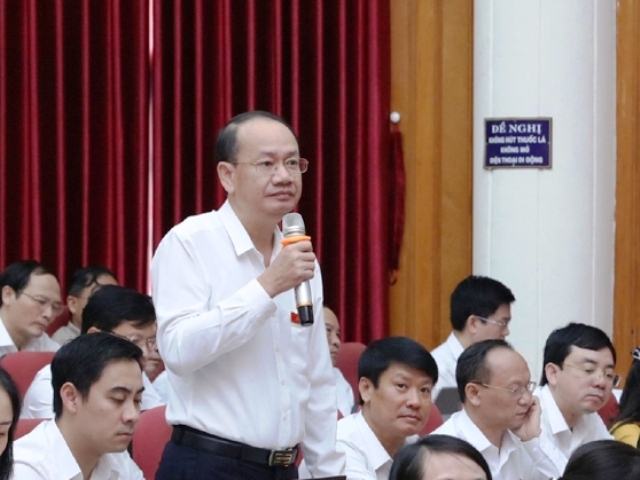 Đại biểu Phan Tấn Linh, Bí thư huyện Ủy Nghi Xuân (tổ đại biểu huyện Nghi Xuân) đặt câu hỏi tại phiên chất vấn