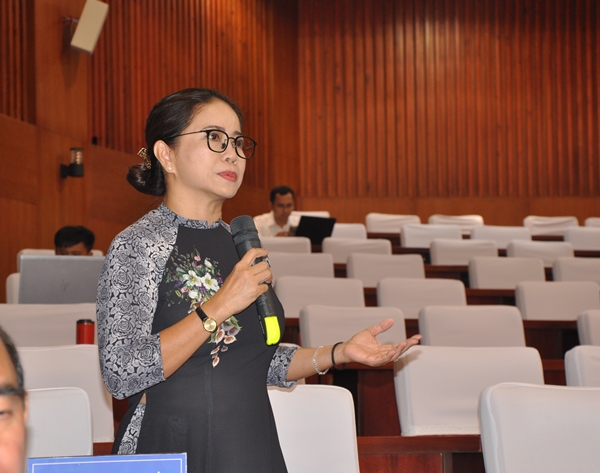Đại biểu Lê Thị Trang Đài phát biểu thảo luận tại kỳ họp