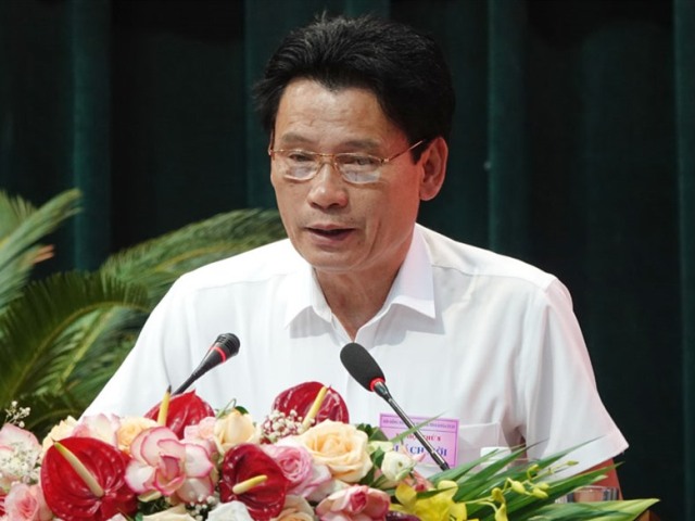 Ông Nguyễn Quốc Hà, Phó Giám đốc phụ trách Sở Xây dựng trả lời chất vấn