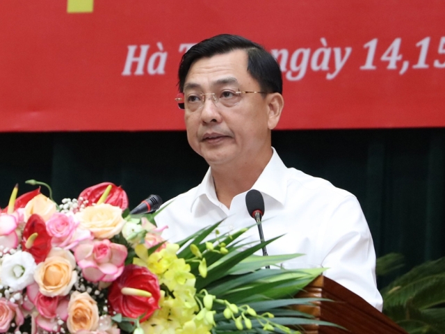 Ông Trần Việt Hà - Giám đốc sở Kế hoạch & Đầu Tư trả lời chất vấn các đại biểu