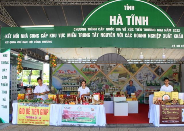 Gian hàng trưng bày các sản phẩm OCOP và các sản phẩm Công nghiệp nông thôn tiêu biểu của Hà Tĩnh.