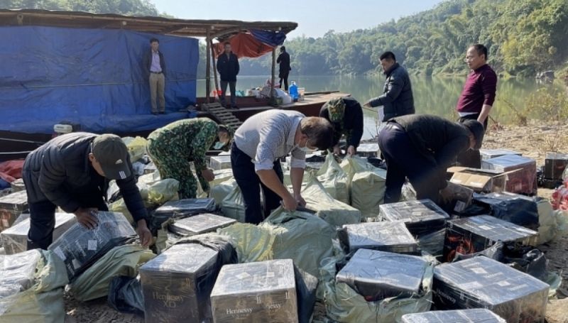 Gần 400 chai rượu tây nhập lậu qua đường sông tại địa bàn cửa khẩu Bình Nghi (huyện Tràng Định, Lạng Sơn) đã bị lực lượng chức năng phát hiện với trị giá lô tang vật ước tính 1,2 tỷ đồng