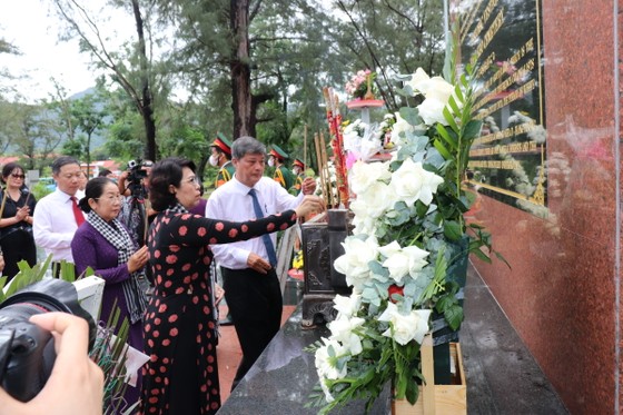 Các đồng chí lãnh đạo, nguyên lãnh đạo TP. Hồ Chí Minh thắp hương tại Nghĩa trang Hàng Keo