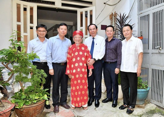 Bí thư Thành ủy TP. Hồ Chí Minh Nguyễn Văn Nên thăm, mừng đại thọ nhà nghiên cứu Nguyễn Đình Tư nhân dịp cụ tròn 102 tuổi