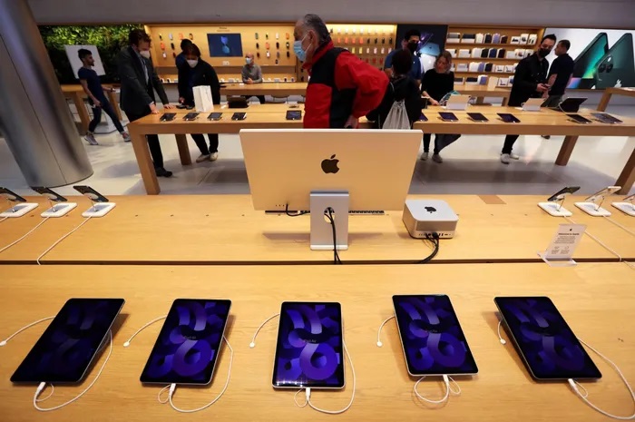 Luxshare bị tố ăn cắp bí mật thương mại từ công ty sản xuất vỏ iPhone, MacBook. Ảnh: Reuters.