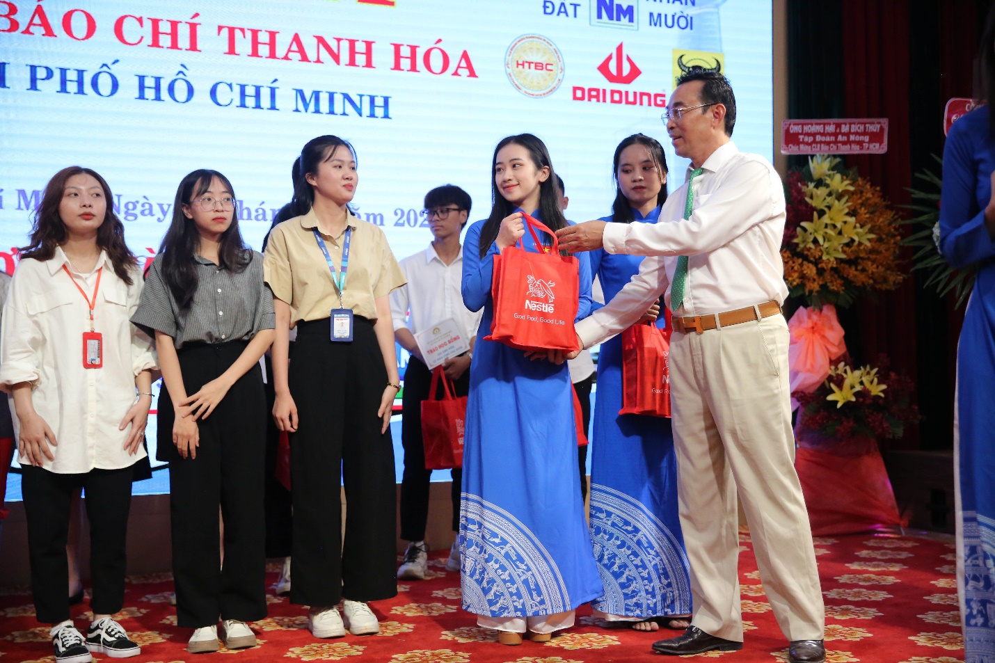 Ông Trần Văn Mười – Phó Chủ tịch Thường trực Hội đồng hương Thanh Hóa tại TP Hồ Chí Minh trao quà và học bổng cho các em sinh viên