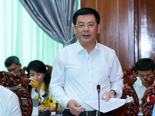 Bộ trưởng Bộ Công Thương Nguyễn Hồng Diên phát biểu tại buổi làm việc. Ảnh VGP/Nhật Bắc