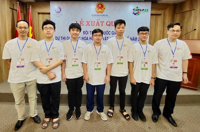 PGS.TS Đặng Đức Vượng (bên trái, ngoài cùng) và PGS.TS Lục Huy Hoàng (bên phải, ngoài cùng) cùng thành viên đội tuyển Olympic Vật lý Việt Nam.
