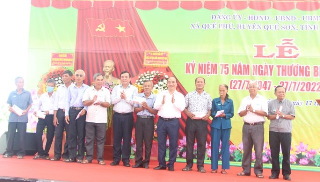 Chủ tịch nước Nguyễn Xuân Phúc tặng quà cho gia đình thương binh, liệt sĩ ở xã Quế Phú