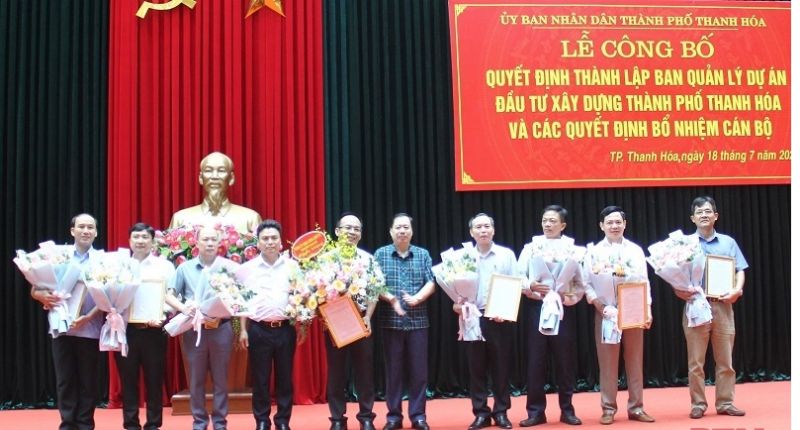 Lãnh đạo Thành ủy, UBND TP Thanh Hóa trao quyết định thành lập Ban QLDA đầu tư xây dựng TP Thanh Hóa.