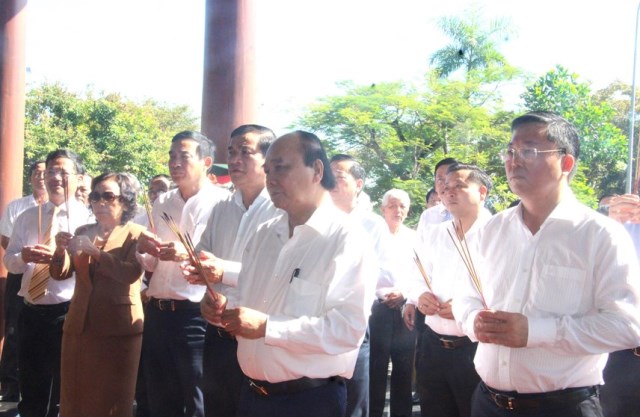 Chủ tịch nước Nguyễn Xuân Phúc cùng lãnh đạo các bộ, ngành, địa phương dâng hương tại Nhà bia ghi danh liệt sĩ xã Quế Phú.