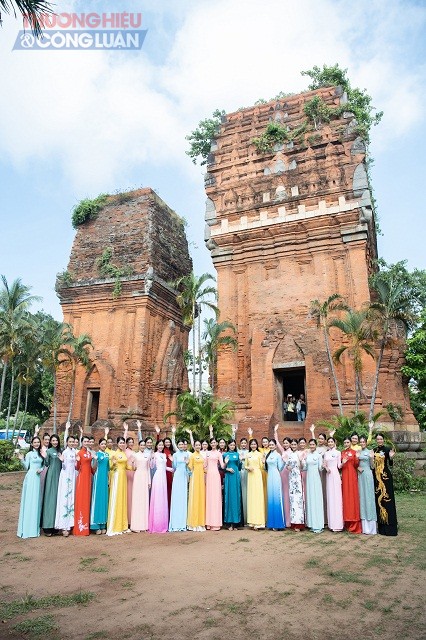38 thí sinh Miss World Vietnam 2022 với “màn ra mắt” tại khu vực Tháp Đôi Quy Nhơn.