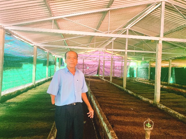 Anh Lê Hồng Công bên cơ sở sản xuất trùn quế