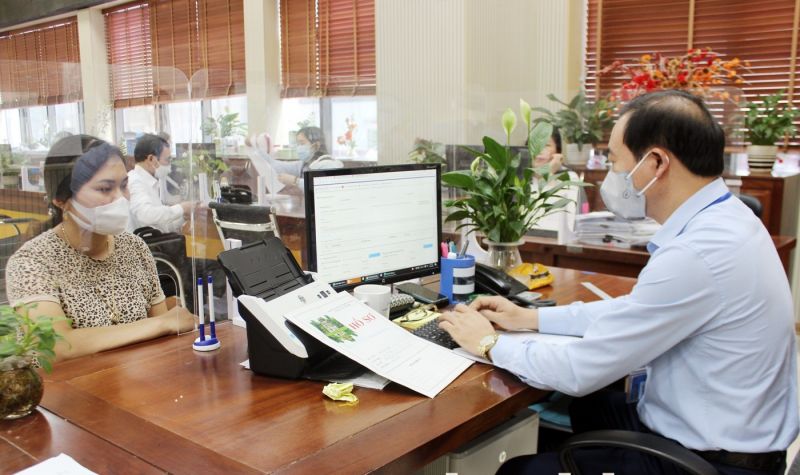 Tiếp nhận hồ sơ thủ tục hành chính lĩnh vực Y tế tại Trung tâm Hành chính công tỉnh (Ảnh: bacninh.gov.vn)