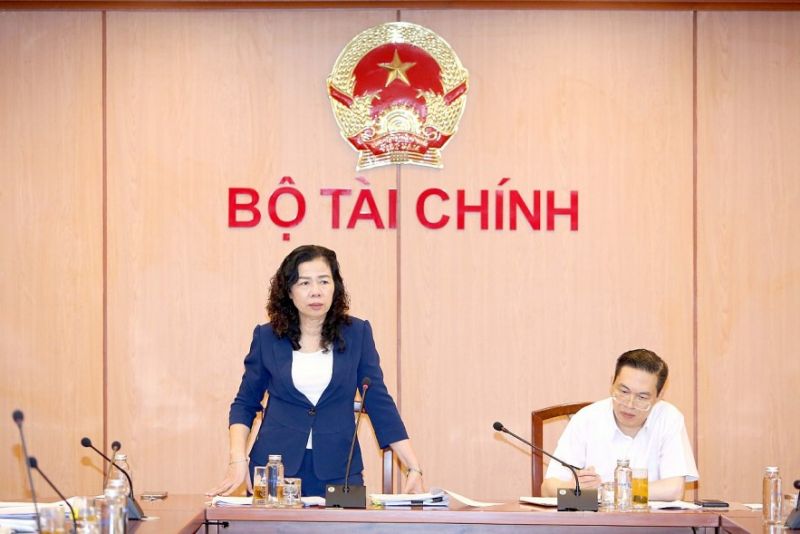Thứ trưởng Vũ Thị Mai biểu dương những kết quả tích cực đạt được trong 6 tháng qua của Vụ Chính sách thuế. Ảnh: Đức Minh.