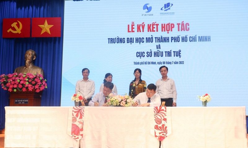 TS. Trần Lê Hồng, Phó Cục trưởng Cục Sở hữu trí tuệ và TS. Lê Nguyễn Quốc Khang thay mặt hai đơn vị ký thỏa thuận hợp tác