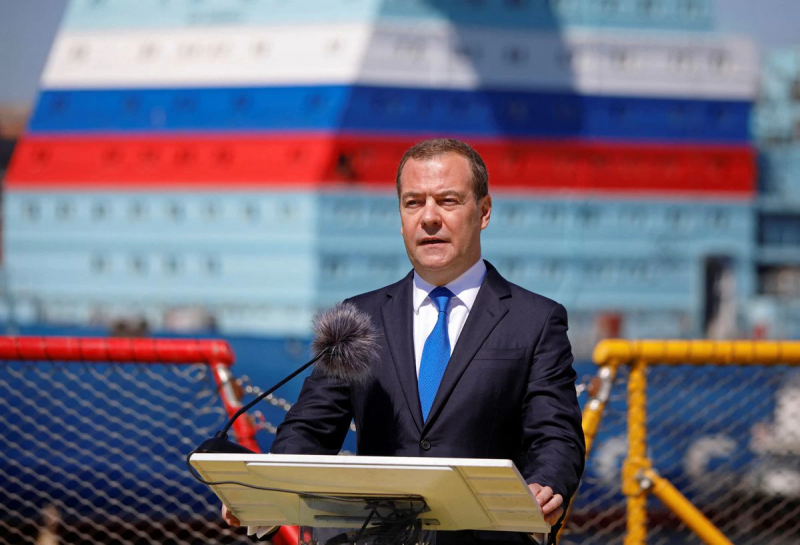 Phó Chủ tịch Hội đồng An ninh Nga Dmitry Medvedev phát biểu trong buổi lễ đánh dấu Ngày của Người đóng tàu ở Saint Petersburg, Nga ngày 29/06. Ảnh REUTERS