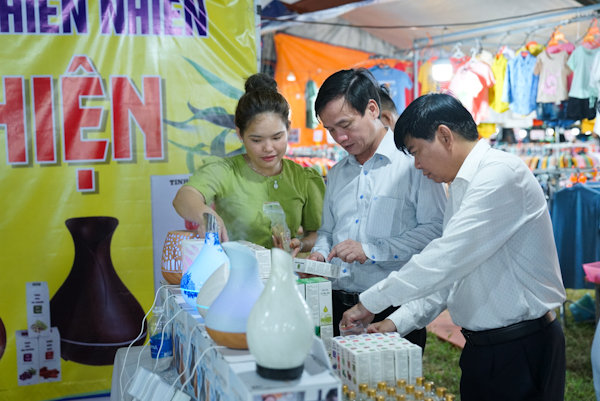 Các đại biểu đi tham quan gian hàng sản phẩm công nghiệp nông thôn tiêu biểu của địa phương