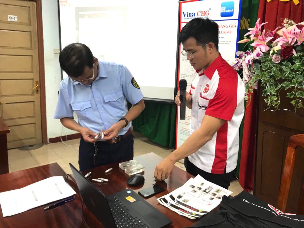 Đại diện NGK hướng dẫn phân biệt bugi NGK thật, giả cho cán bộ cục QLTT tỉnh Lâm Đồng