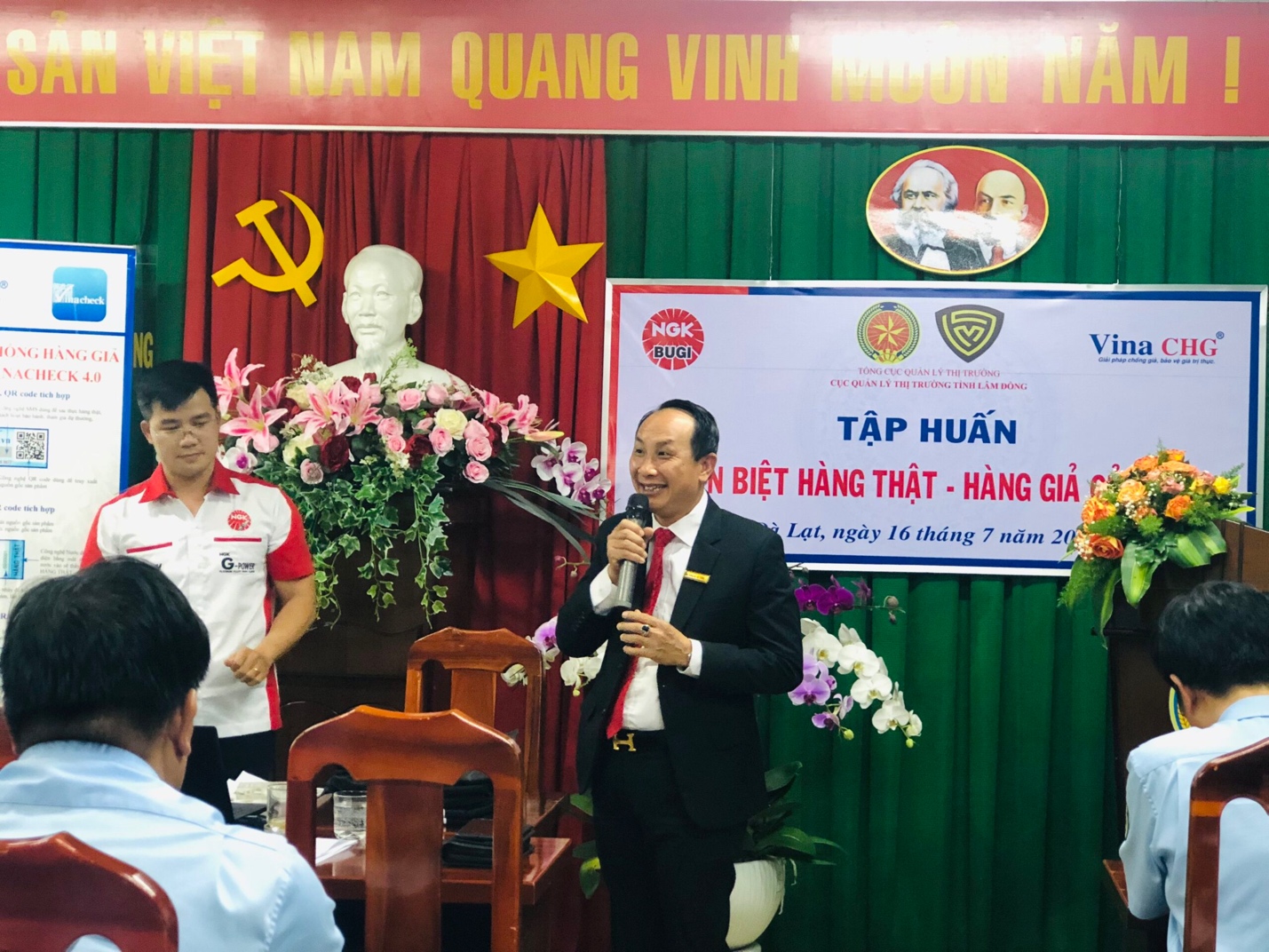 Ông Nguyễn Viết Hồng cho biết, Vina CHG đã đồng hành và sát cánh trong nhiều chương trình chống hàng giả, bảo vệ thương hiệu của NGK tại Việt Nam, đồng thời chia sẻ về các giải pháp chống giả đang được áp dụng hiện nay