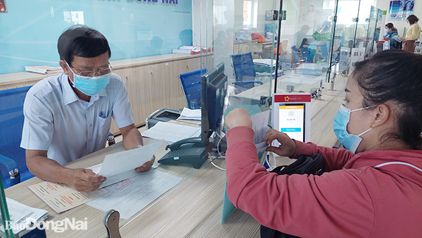 Người dân thực hiện thủ tục hành chính liên quan đến lĩnh vực Y tế tại Trung tâm Hành chính công tỉnh Đồng Nai