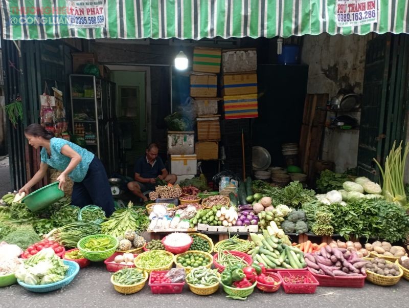 Quầy hàng bán rau củ tại chợ dân sinh trên phố Giáp Bát