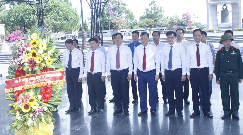 Đoàn đại biểu tỉnh Nam Định viếng Nghĩa trang Liệt sỹ quốc gia đường 9, tỉnh Quảng Trị