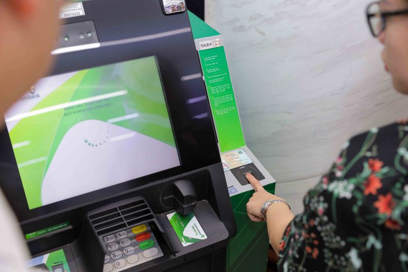 Khách hàng trải nghiệm rút tiền bằng CCCD gắn chip tại ATM của Vietcombank đặt tại chi nhánh Vietcombank Ba Đình, 72 Trần Hưng Đạo, Hoàn Kiếm, Hà Nội