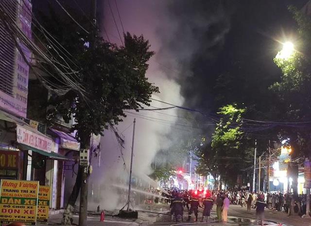 Cháy lớn trên đường Quang Trung, trung tâm thành phố