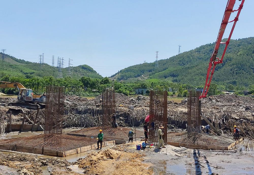 Đổ bê tông đế móng vị trí 67 đường dây 500kV mạch 3 đoạn qua địa phận thị xã Kỳ Anh (tỉnh Hà Tĩnh) Đổ bê tông đế móng vị trí 67 đường dây 500kV mạch 3 đoạn qua địa phận thị xã Kỳ Anh (tỉnh Hà Tĩnh)