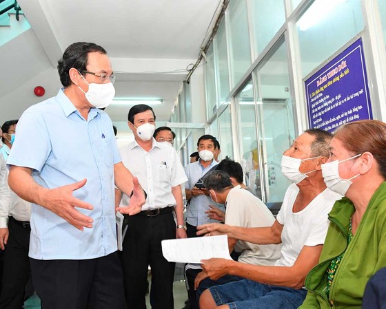 Bí thư Thành ủy TPHCM Nguyễn Văn Nên thăm hỏi người dân tại trạm y tế phường An Lạc A
