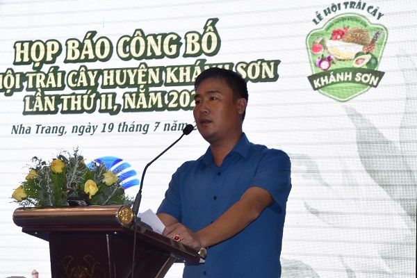 Ông Nguyễn Văn Nhuần- P. Bí thư huyện ủy, Chủ tịch UBND huyện Khánh Sơn trả lời các câu hỏi của phóng viên