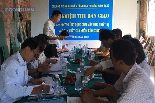 Hội đồng nghiệm thu các đề án KC tỉnh Bình Định đang phân tích, đánh giá về hiệu quả của Đề án “Hỗ trợ ứng dụng cụm máy móc thiết bị vào sản xuất cửa nhôm kính xingfa”.