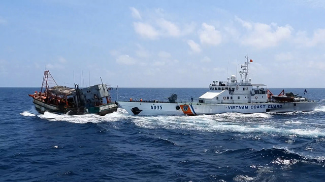 Tàu Cảnh sát biển tiếp cận tàu có dấu hiệu vi phạm buôn lậu xăng dầu trên biển