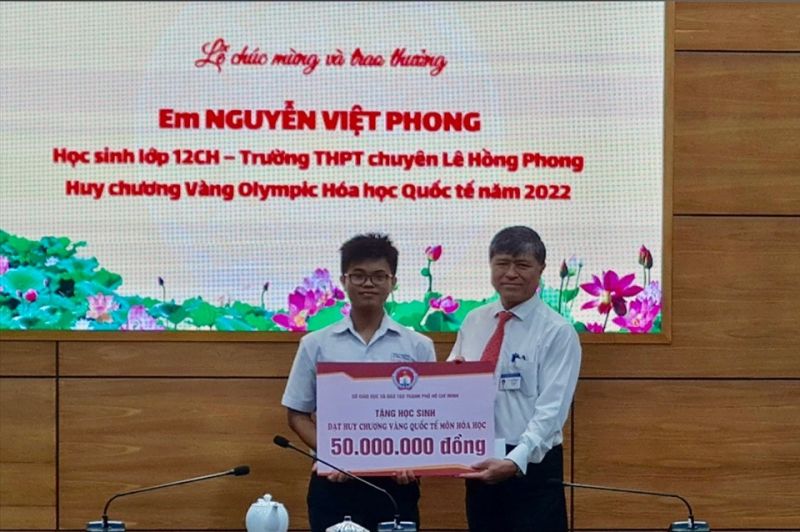 Giám đốc Sở GDĐT TPHCM chúc mừng em Nguyễn Việt Phong.