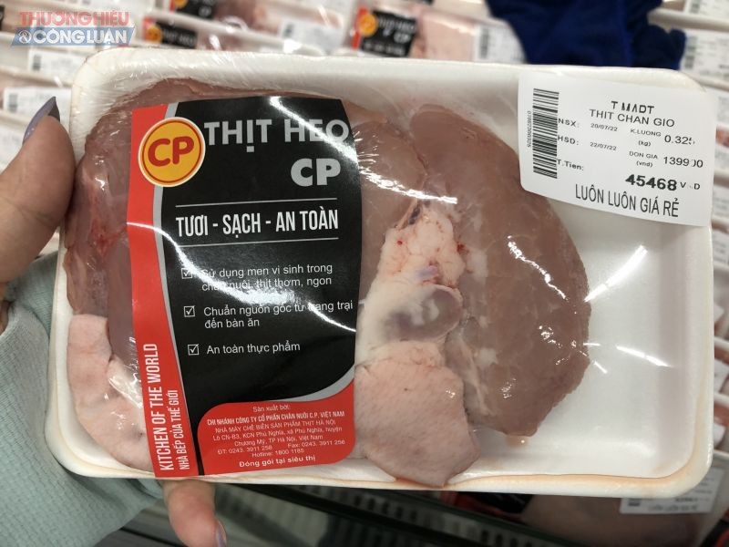 Thịt lợn sạch CP phần chân giò bán tại siêu thị T Mart Xuân La có giá 140.000 đồng/kg