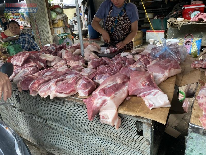 Theo chia sẻ của tiểu thương tại chợ Xa La, giá thit lợn đã tăng 30.000 đồng/kg so với 10 ngày trước