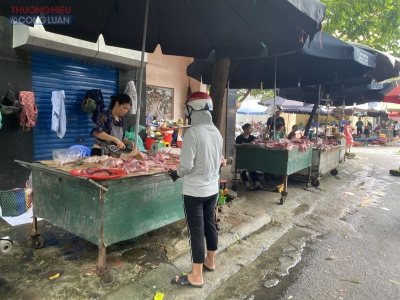 Quầy thịt lợn tại chợ Xa La, phường Phúc La, quận Hà Đông, Hà Nội