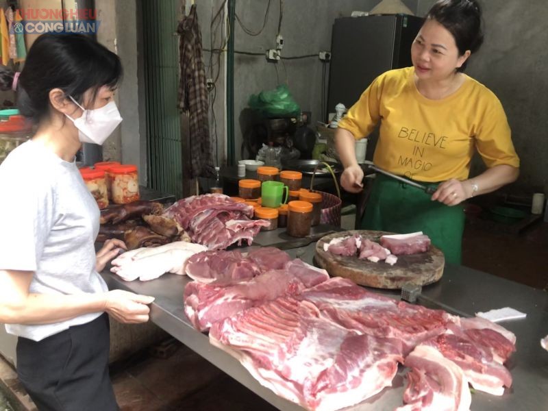 Chị Hạnh, đang mua hàng tại chợ Xuân La, phường Xuân La, Tây Hồ, Hà Nội