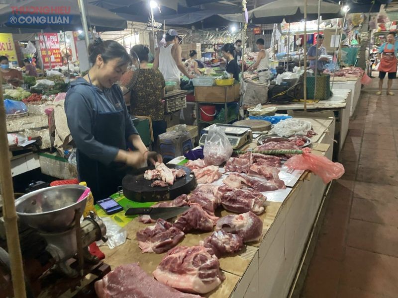 Ghi nhận tại chợ Yên Xá, xã Tân Triều, huyện Thanh Trì, Hà Nội, giá thịt lợn cũng tăng chóng mặt so với 10 ngày trước