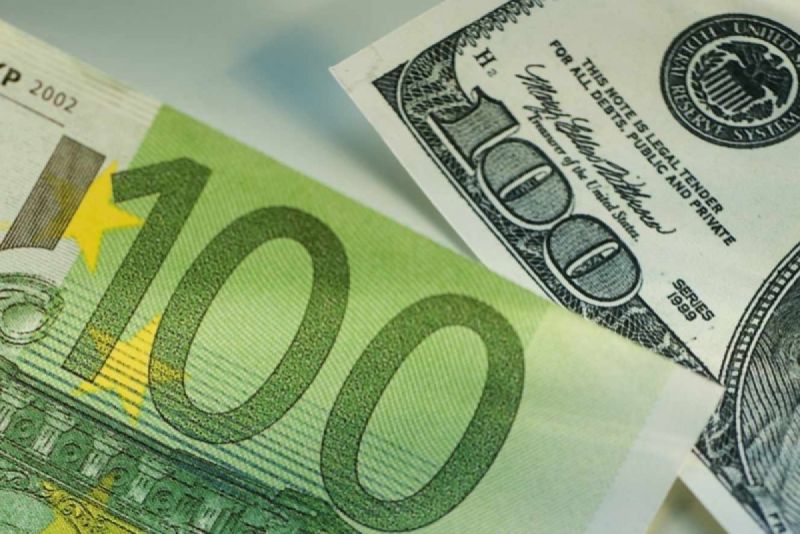 Đồng Euro ngang giá đồng USD sau 20 năm