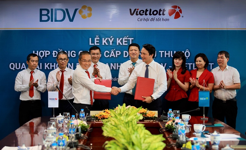 Ông Trần Long - Phó Tổng Giám đốc BIDV (bên phải) và ông Võ Quang Vinh - Phó Tổng Giám đốc Vietlott, đại diện hai bên ký kết hợp đồng