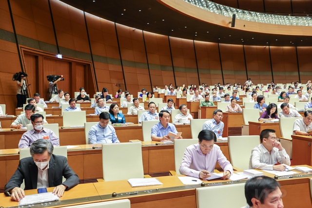 Các đại biểu tham dự Hội nghị trực tiếp tại điểm cầu Hội trường Diên Hồng, Nhà Quốc hội, TP. Hà Nội . Ảnh VGP/Nhật Bắc