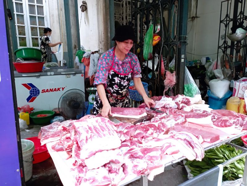 Thịt lợn tại chợ dân sinh khu vực Giáp Bát, quận Hoàng Mai, TP. Hà Nội. Ảnh VP